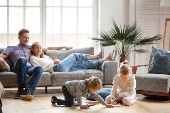 Familie gemütlich zu Hause